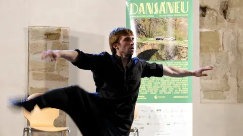El coreograf i ballari Aleix Martínez, durant la presentació del 34è Dansàneu a la Seu Vella de Lleida. Foto: ACN