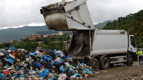 Imatge d'arxiu d'un camió abocant a la planta de Fígols, al Pallars Jussa. Foto: ACN