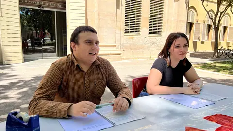 Els doctorands Adrià Zarco i Rosa María Conesa, en roda de premsa davant l'edifici del rectorat de la Universitat de Lleida (UdL)