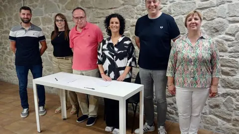 Imatge del pacte d'alcaldia a Almacelles. Foto: Junts per Catalunya