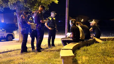Agents dels Mossos i de la Policia Local de Mollerussa parlen amb un grup de joves. Foto: ACN