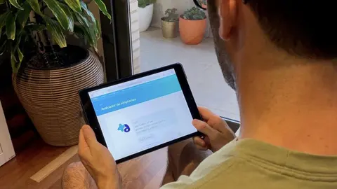 Imatge d’un pacient fent anar la IA. Foto: ACN