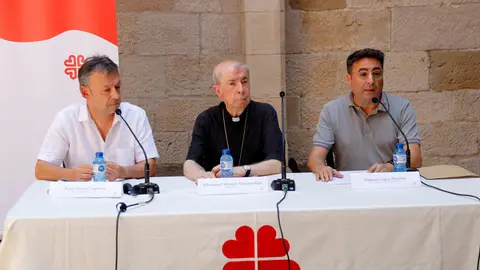 El bisbe de Lleida, Salvador Giménez, acompanyat del director de Càritas a Lleida, Rafel Allepuz, i el secretari general de Càritas a Lleida, Francesc López, a la presentació de la memòria de les entitats diocesanes de Lleida. Foto: ACN