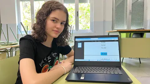 Clàudia Sanllehí, millor nota de les PAU a la demarcació de Lleida, mostrant el resultat en un ordinador d'una aula de l'Institut Joan Brudieu de la Seu d'Urgell. Foto: ACN