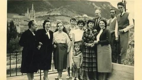 Dolors Oriol va cedir un recull de fotografies familiars conservades a la casa pairal de l’Albagés