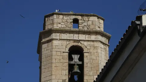 El campanar d'Almatret amb una de les càmeres instal·lada al capdamunt