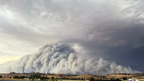 Columna de fum d'un incendi a Torrefeta i Florejacs (Segarra). Foto Bombers