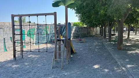 La zona de jocs infantils a la plaça Europa de Tàrrega en l'actualitat