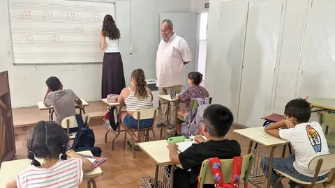 El regidor d'Educació de l'Ajuntament de Mollerussa, Raül Aguilar, en una de les sessions per alumnes de Primària i Secundària. ACN