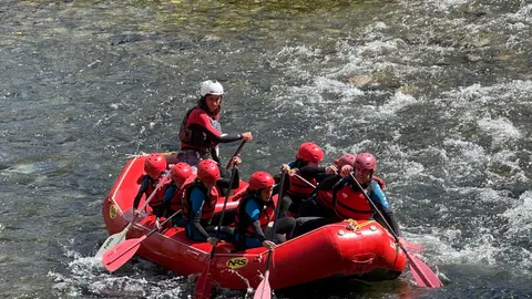 Una barca de ràfting plena de clients descendint per la Noguera Pallaresa