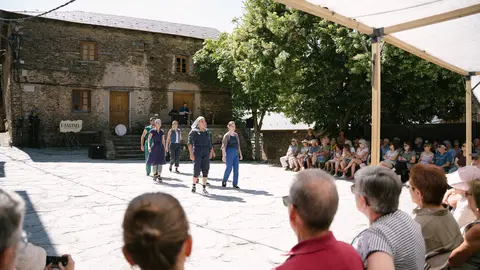 Espectacle 'Mil primaveres' amb intèrprets de l'Esbart Manresà