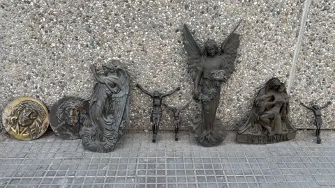 Elements de bronze sostrets del cementiri del Palau d'Anglesola i recuperats pels Mossos d'Esquadra