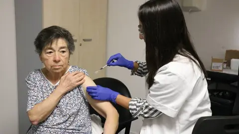 Una dona essent vacunada. Foto. Generalitat
