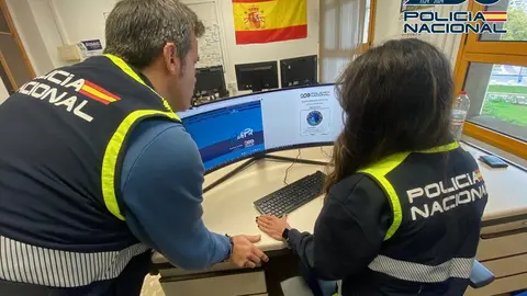 Dos investigadors de la Policia Nacional. Foto: Policia Nacional