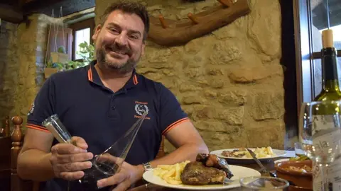 Jonathan Nuevo, esmorzant. Foto. &Agrave;lvar Llobet