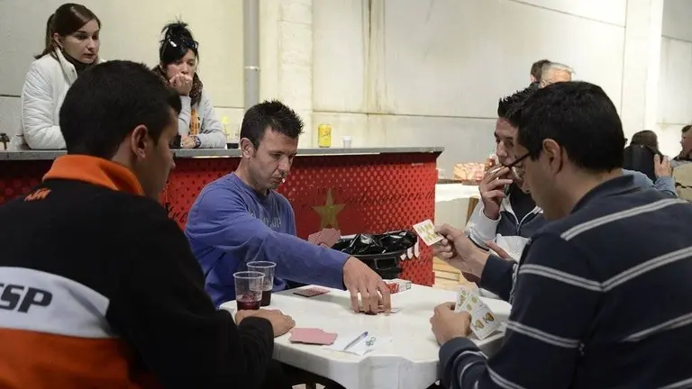 Joves disputant el concurs de botifarra