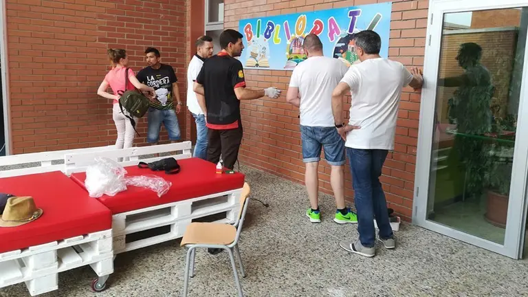 Alumnes i famílies de l&#39;escola Pompeu Fabra milloren el pati del centre