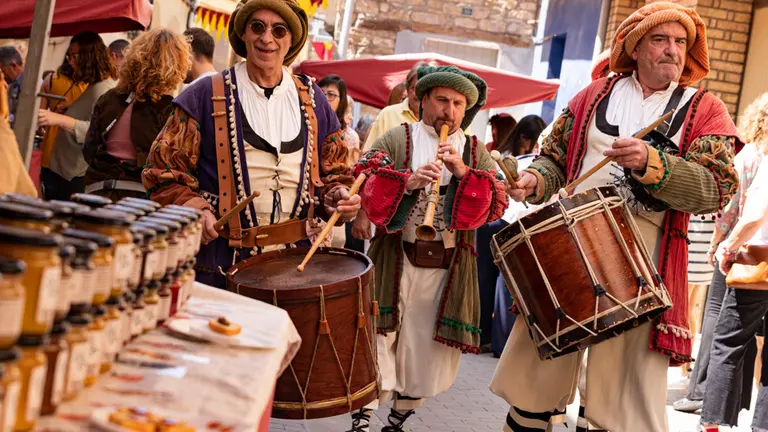 Actuació d'un grup musical al Mercat Barroc de la Festa Major de Sant Gaietà 2023 a Aitona - Foto: Jordi Vinuesa