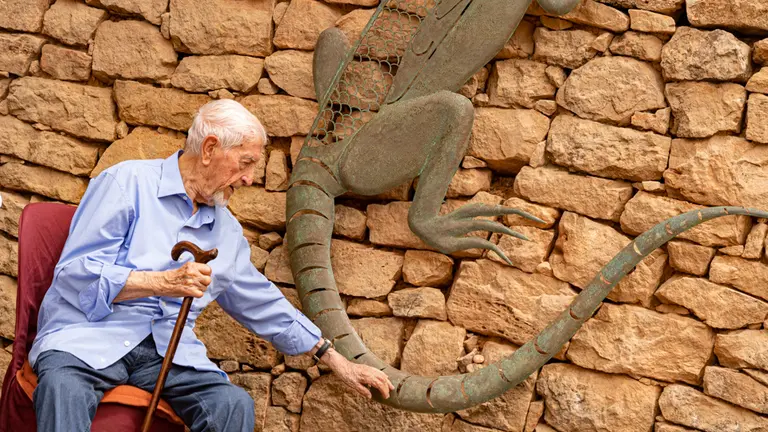 En 'Llanga', obra de Josep Vallverdú, protagonitza la 12a Vinya dels Artistes del Celler Mas Blanch i Jové - Foto: Jordi Vinuesa