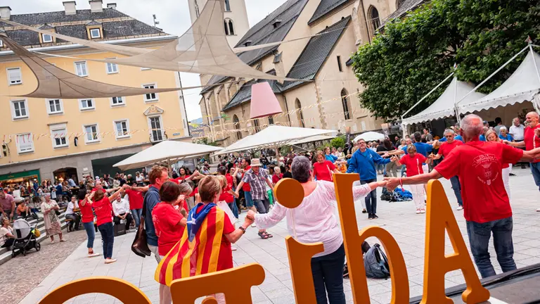 Ballada de sardanes a la Rathausplaz, Aquest espai cèntric de Villach va ser l'epicentre de la gran majoria d'activitats de l'Aplec a la ciutat - Foto: Jordi Vinuesa