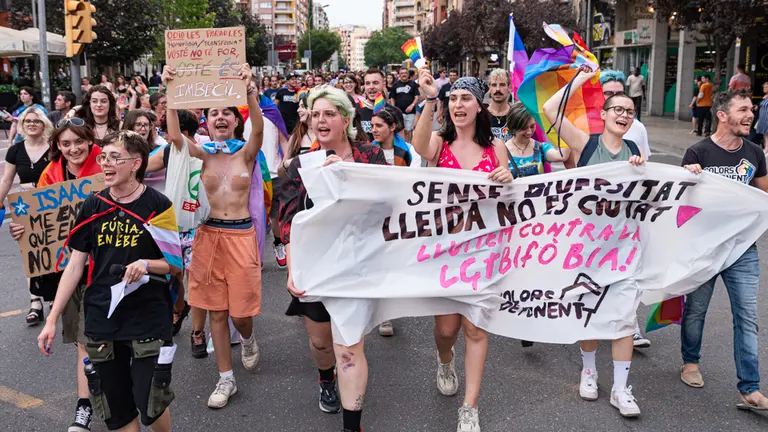 La Manifestació per l'alliberament sexual i de gènere descendint per l'avinguda de Balmes de Lleida - Foto: Jordi Vinuesa