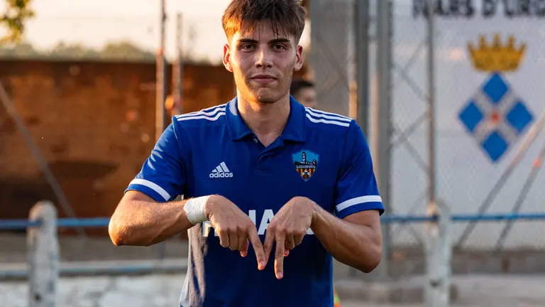 Mateo Enríquez Luna (Lleida Esportiu) celebra el seu gol a les acaballes del partit amistós entre el Lleida Esportiu i el CFJ Mollerussa, disputat a Ivars d'Urgell - Foto: Jordi VInuesa
