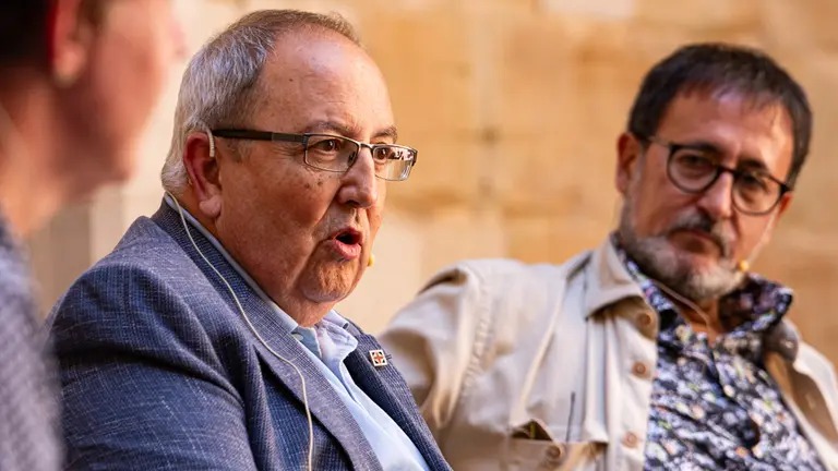 Antoni Gelonch va moderar el vermut Literari encapçalat pel periodista Xavier Graset (acompanyat de Magda Gregori, Marta Alòs i Francesc Canosa) durant la jornada de dissabte de la primera edició de Sant Miquel de les Lletres a Lleida - Foto: Jordi Vinuesa