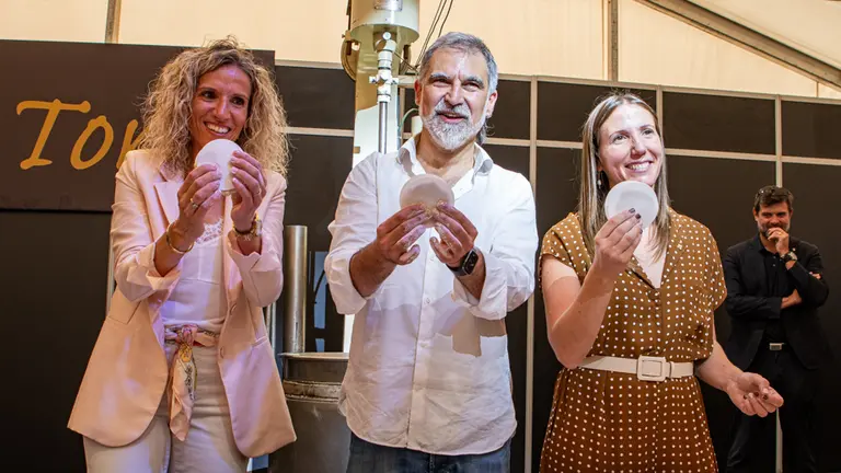 L'alcaldessa d'Agramunt, Sílvia Fernàndez, l'expresident d'Òmnium Jordi Cuixart i la directora de la Fira del Torró, Tamara Lombarte, participen en la cuita del torró, una de les activitats de la 34a Fira del Torrò d'Agramunt - Foto: Jordi Vinuesa