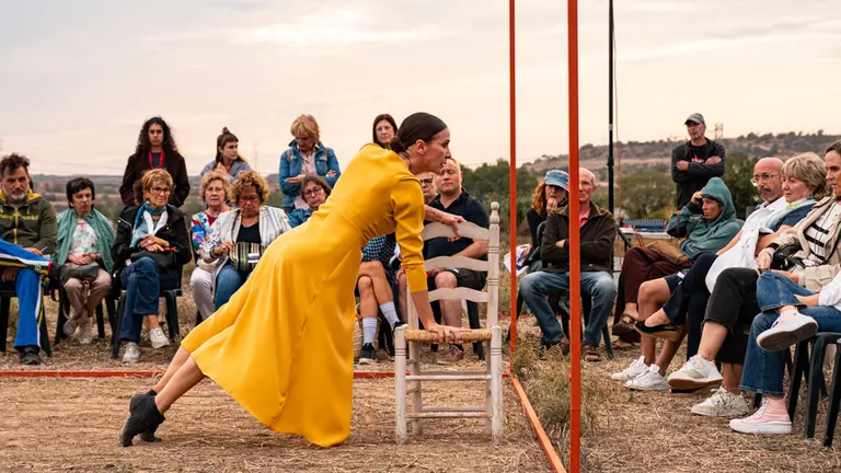 La ballarina i coreògrafa Helena Martín presenta 'El pie, los labios, los ojos, el corazón' durant el Festival Internacional de Microdansa Itinerant '15m2' celebrat a Guissona - Foto: Jordi Vinuesa