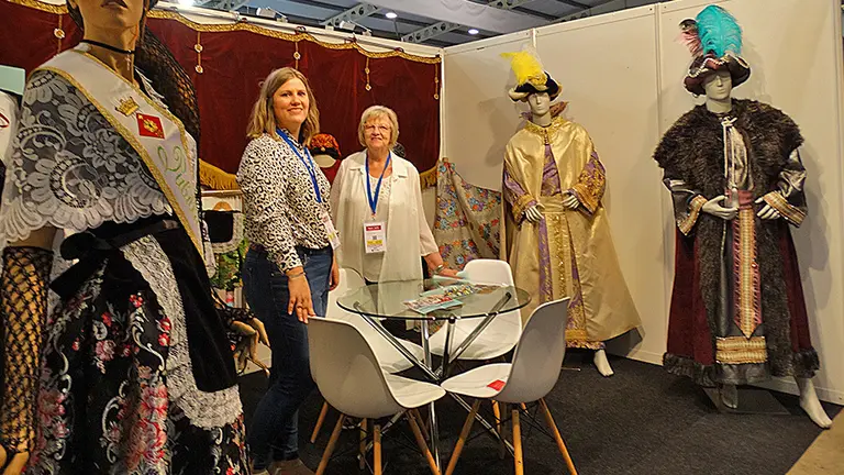 La Delfina i la Maite presenten el seu gran catàleg de creacions tradicionals i de festa al seu estand de Munipàlia 2023