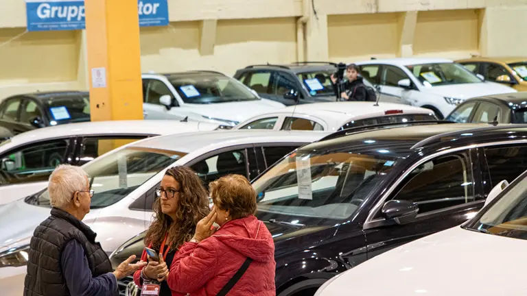 Una comercial parla amb uns clients durant la inauguració de l'Autotardor 2023 a la Fira de Mollerussa - Foto: Jordi Vinuesa