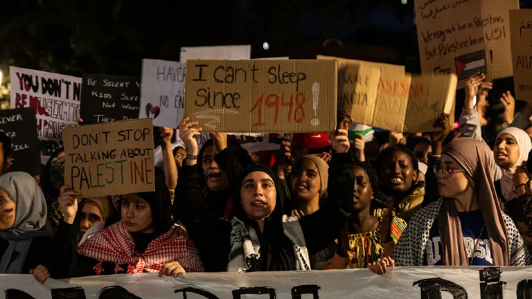 Una manifestant aixeca una pancarta durant la manifestació en solidaritat al poble palestí a Lleida - Foto: Jordi Vinuesa