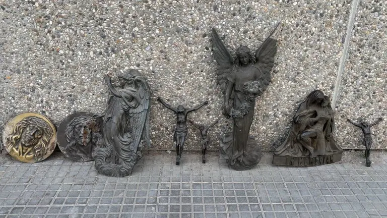 Elements de bronze sostrets del cementiri del Palau d'Anglesola i recuperats pels Mossos d'Esquadra