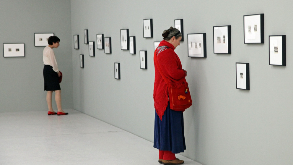 Dones visitant una exposició ©Barni