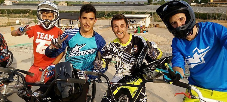 Els pilots de motociclisme Marc i Àlex Márquez visiten el circuit de BMX de Vila-sana