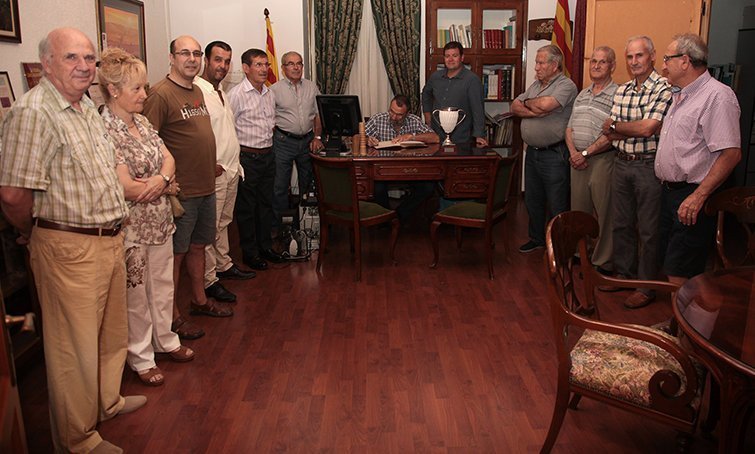 Els membres del Club de Bitlles Castellnou de Seana signen el llibre d'Honor