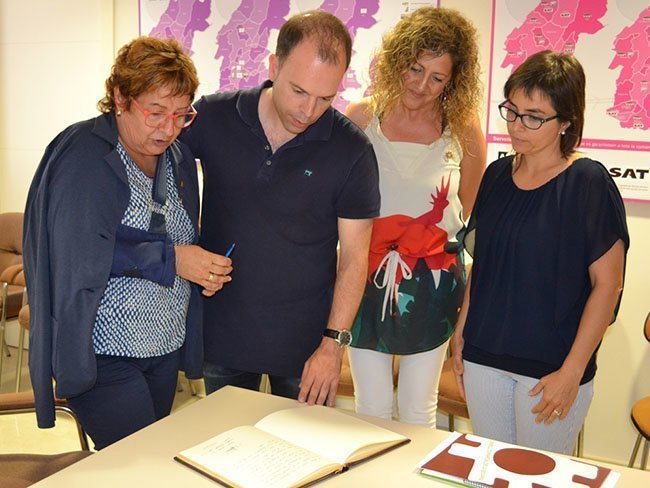 Consellera Bassa signa el llibre d'Honor del Consell Comarcal de La Segarra 1