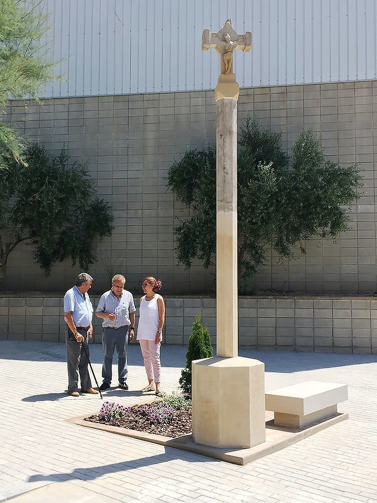 L'alcalde Enric Mir i el veí que l'ha guardat, l'Àngel Riu, visitant la creueta recuperada a les Borges Blanques interior texte