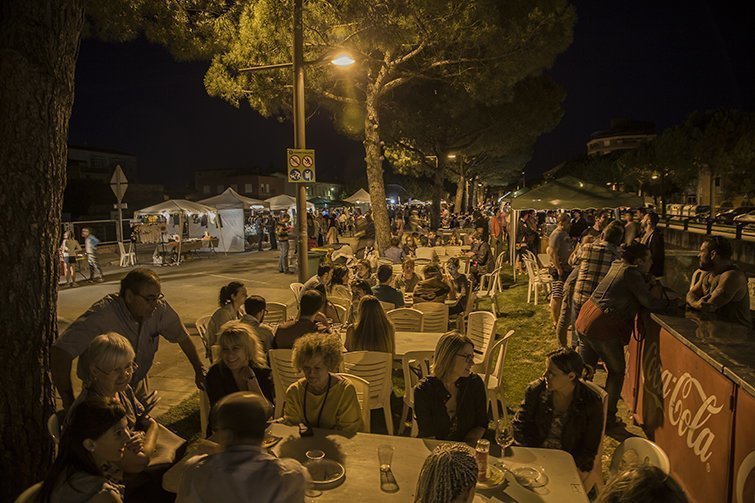 El públic en el Mercat d'Estiu de Mollerussa Comercial