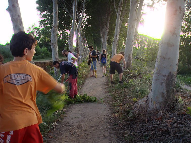 Voluntaris treballen en la neteja del Parc de La Banqueta 2