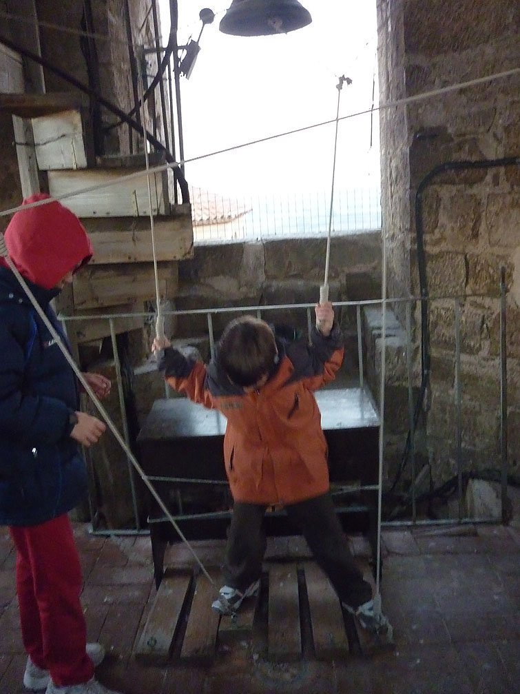 Infants aprenent a tocar les campanes de les Borges interior