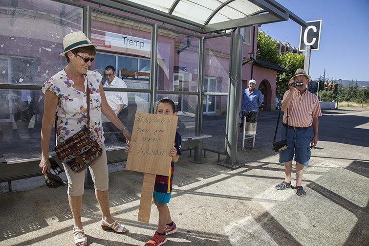 El públic dóna la benvinguda als trens
