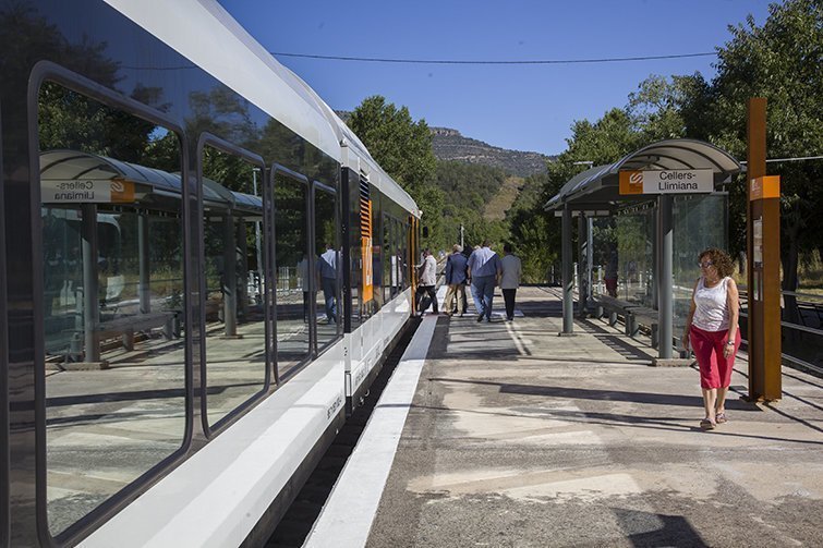 Els alcaldes pujen al tren en el seu primer viatge