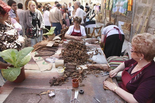 Imatge de la mostra d'elaboració de caliquenyes. Imatge de la mostra d'elaboració de caliquenyes.