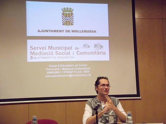 L'educador social Oscar Gallinat en un moment de la seva ponència.