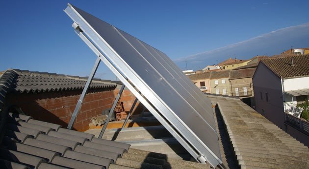 Plaques solars instal·lades a la taulada de l'habitatge.
