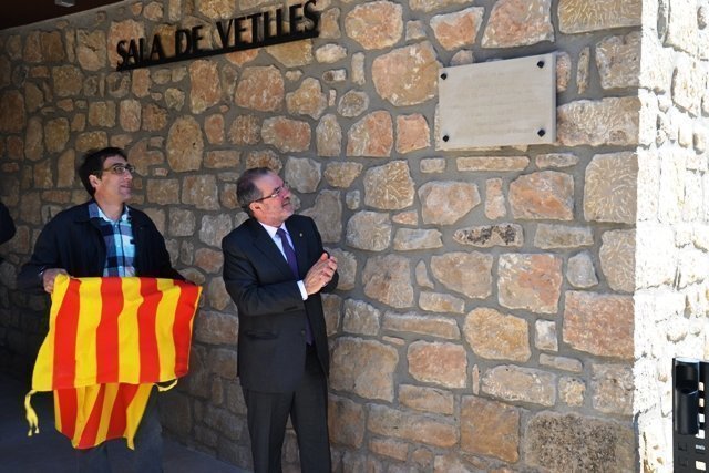 Joan Reñé i l'alcalde Jordi Nogué, en el moment de descobrir la placa.