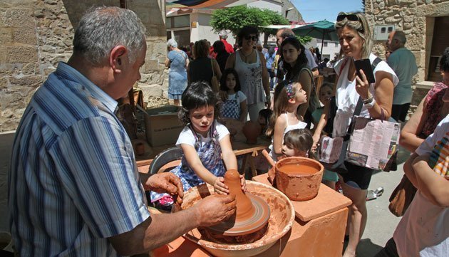 El petits poden experimentar amb els oficis antics, com el terrissaire.