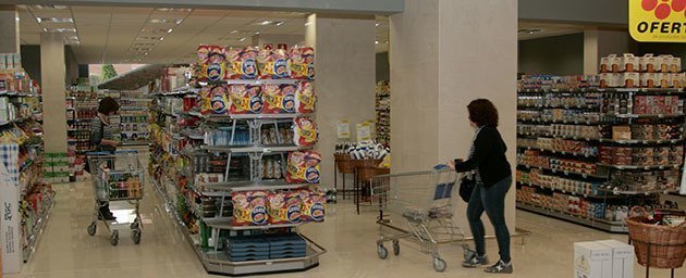 El supermercat ha ampliat amb una superfície de 370 metres quadrats. El supermercat ha ampliat amb una superfície de 370 metres quadrats.