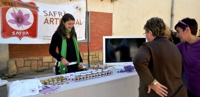 Una parada de venda de safrà instal·lada el dissabte a Cervià. Foto: Damià Alentorn